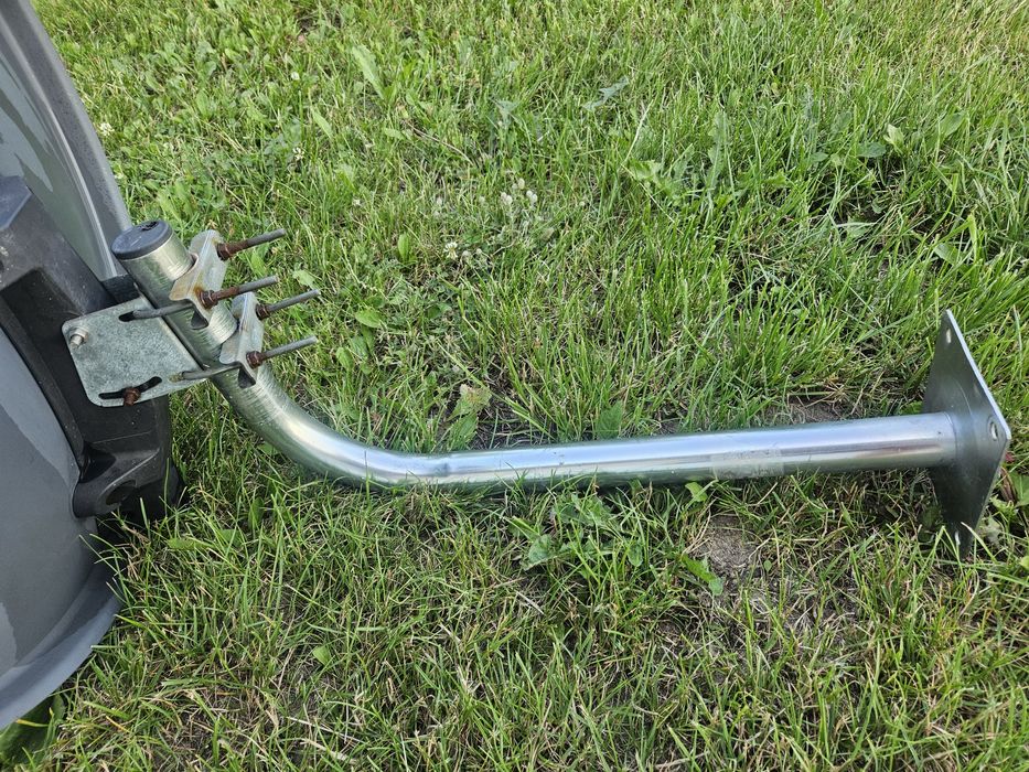 Talerz satelitarny z uchwytem i konwerterem