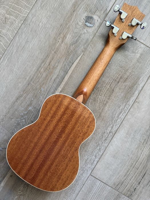 Ukulele Chateau MAS01 futerał Ever Pay i uchwyt Aroma