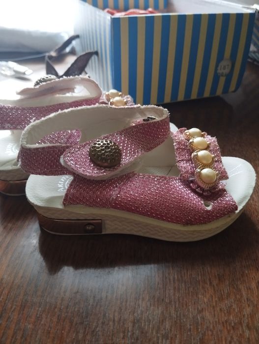 Продам взуття для дівчинки