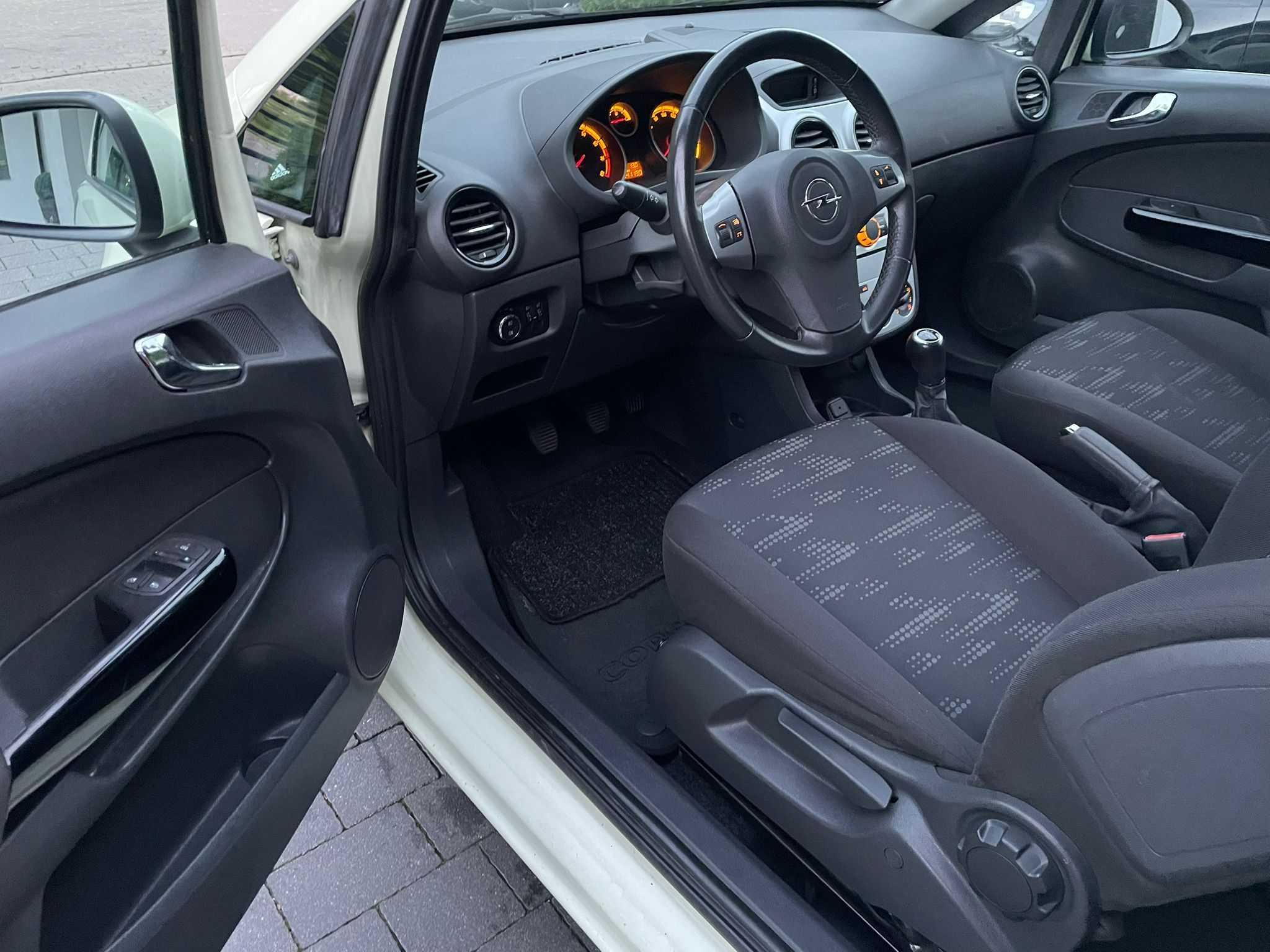 Opel Corsa D - 1.4b -Satelite -Po Lifcie -Klima -2 kpl.Kół -Rej.160 zł