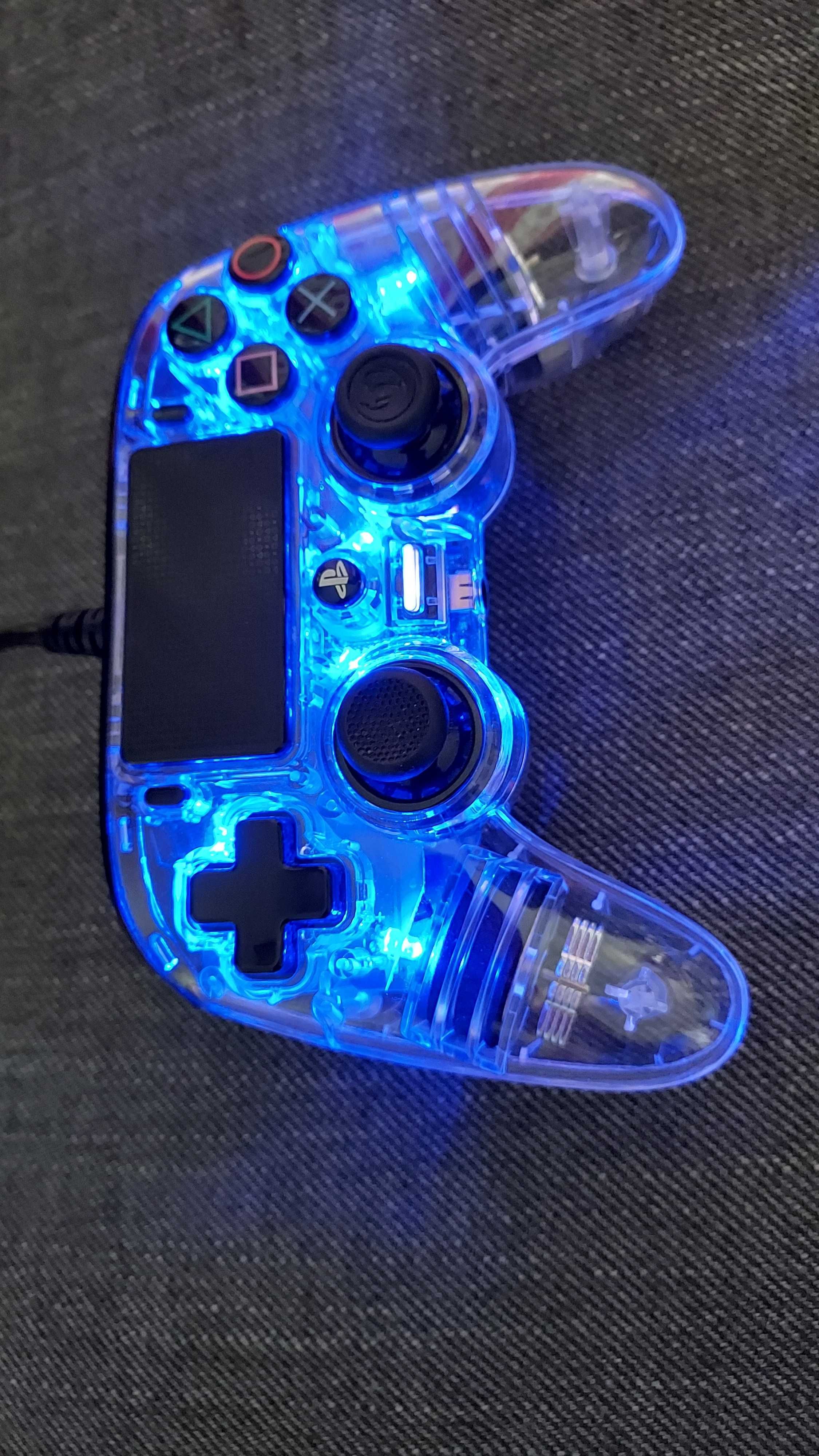 Przeźroczysty Pad przewodowy PS4 NACON niebieski