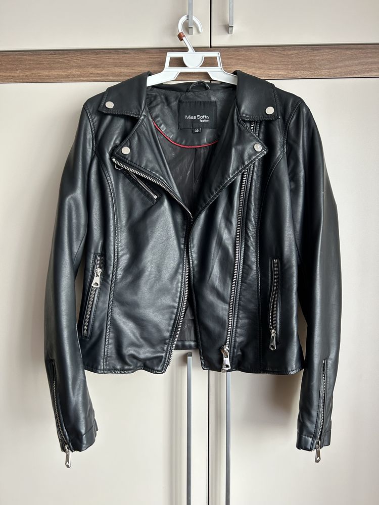 Czarna skórzana kurtka ramoneska klasyczna typu biker krótka