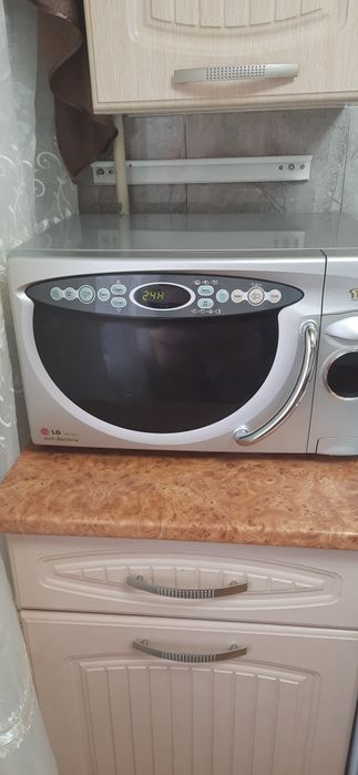 Продам микрохвильову піч LG з тостером.3200грн.