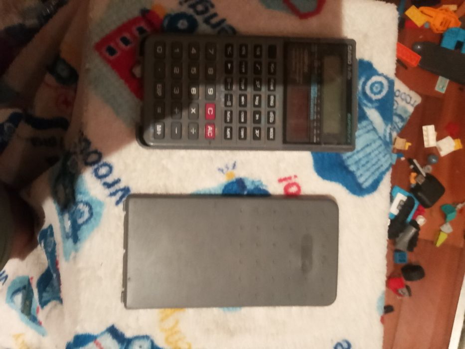 Calculadora Casio a energia solar e a pilhas.