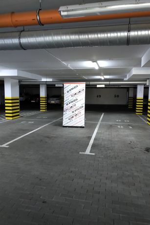 Miejsce parkingowe w hali garażowej