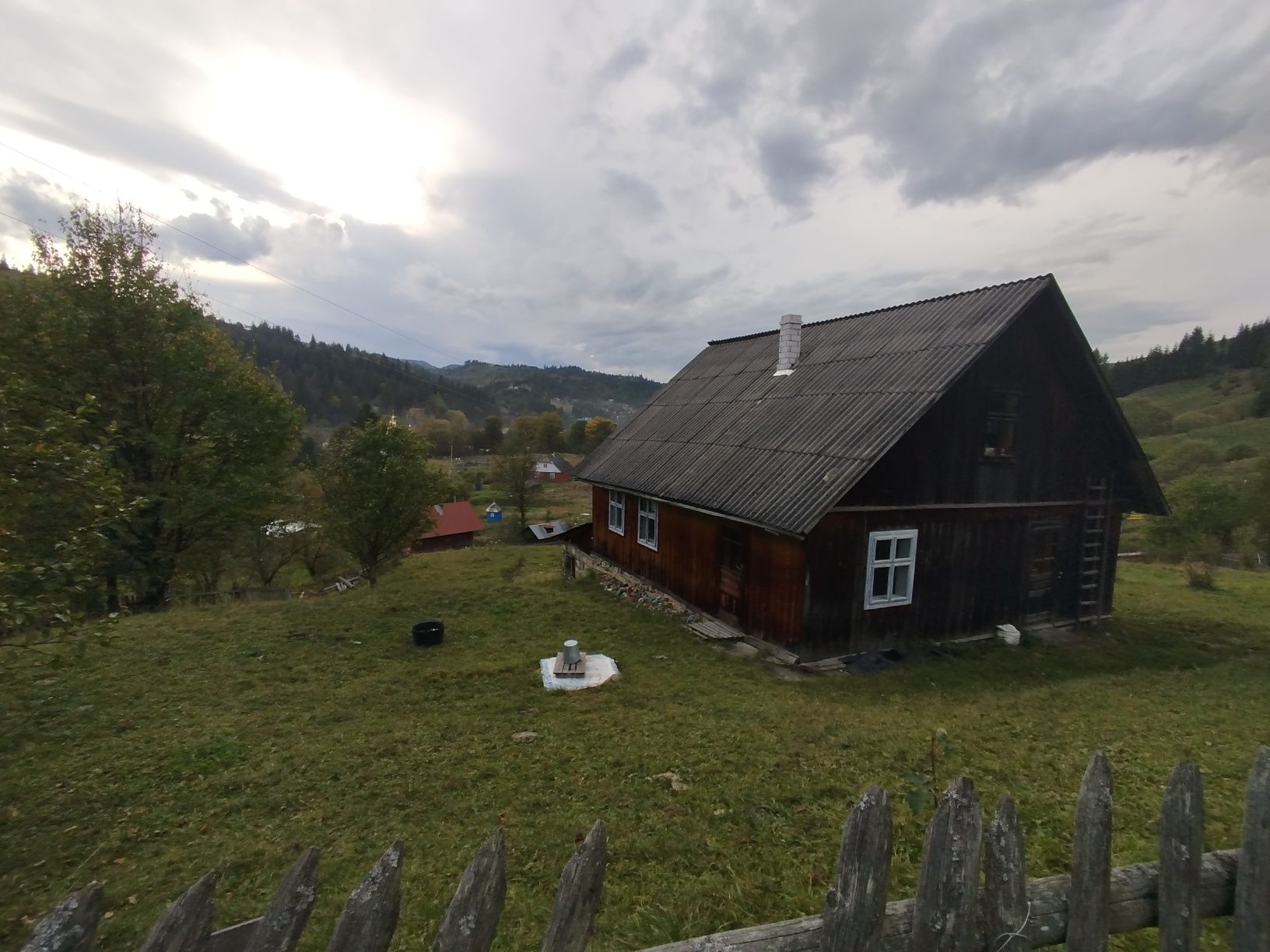 Будинок, земля, житло в Карпатах, гори