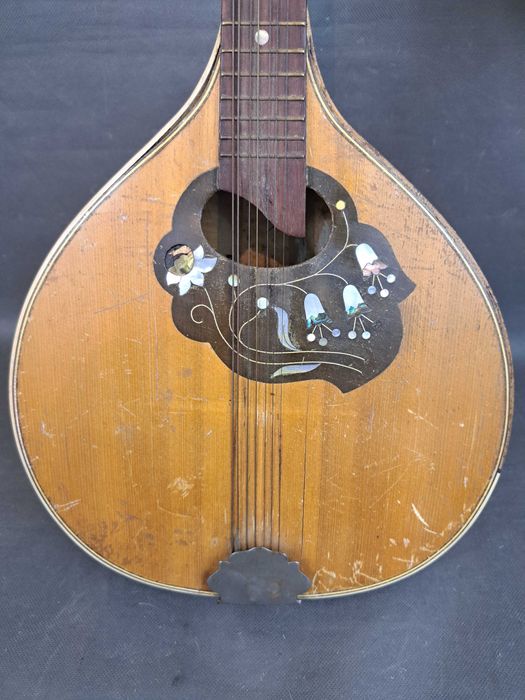 Stara mandolina intarsjowana masą perłową