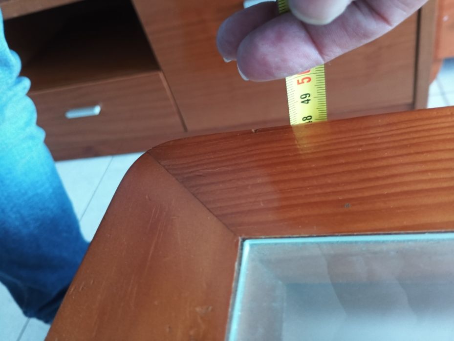 Aparador e mesa de apoio.