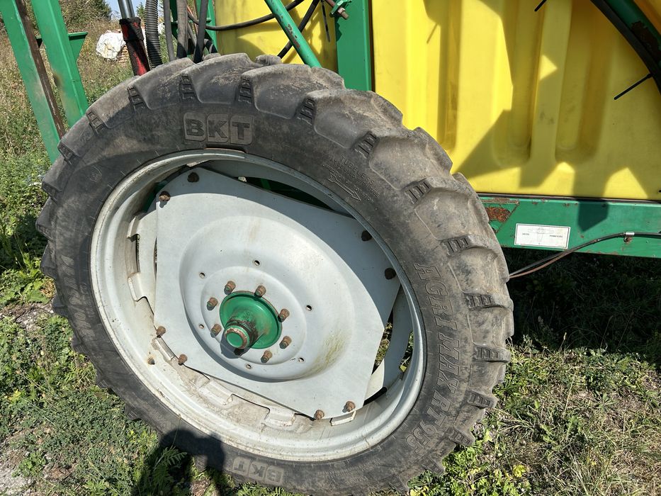 Продам причіпний оприскувач 3000л 24м