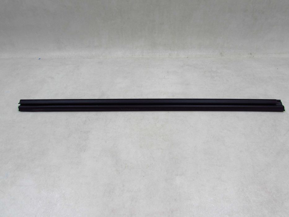 LYNK&amp;CO 01 LISTWA USZCZELKA ZGARNIAJACA PARAPET DRZWI TYL LEWA