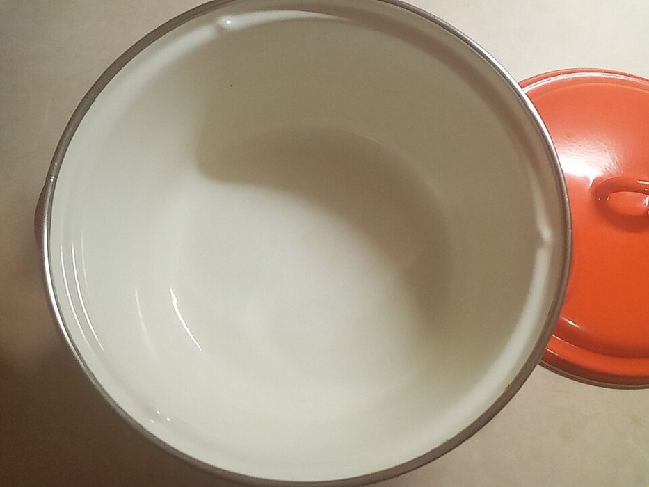 Продам кастрюлю эмаль времен ссср.