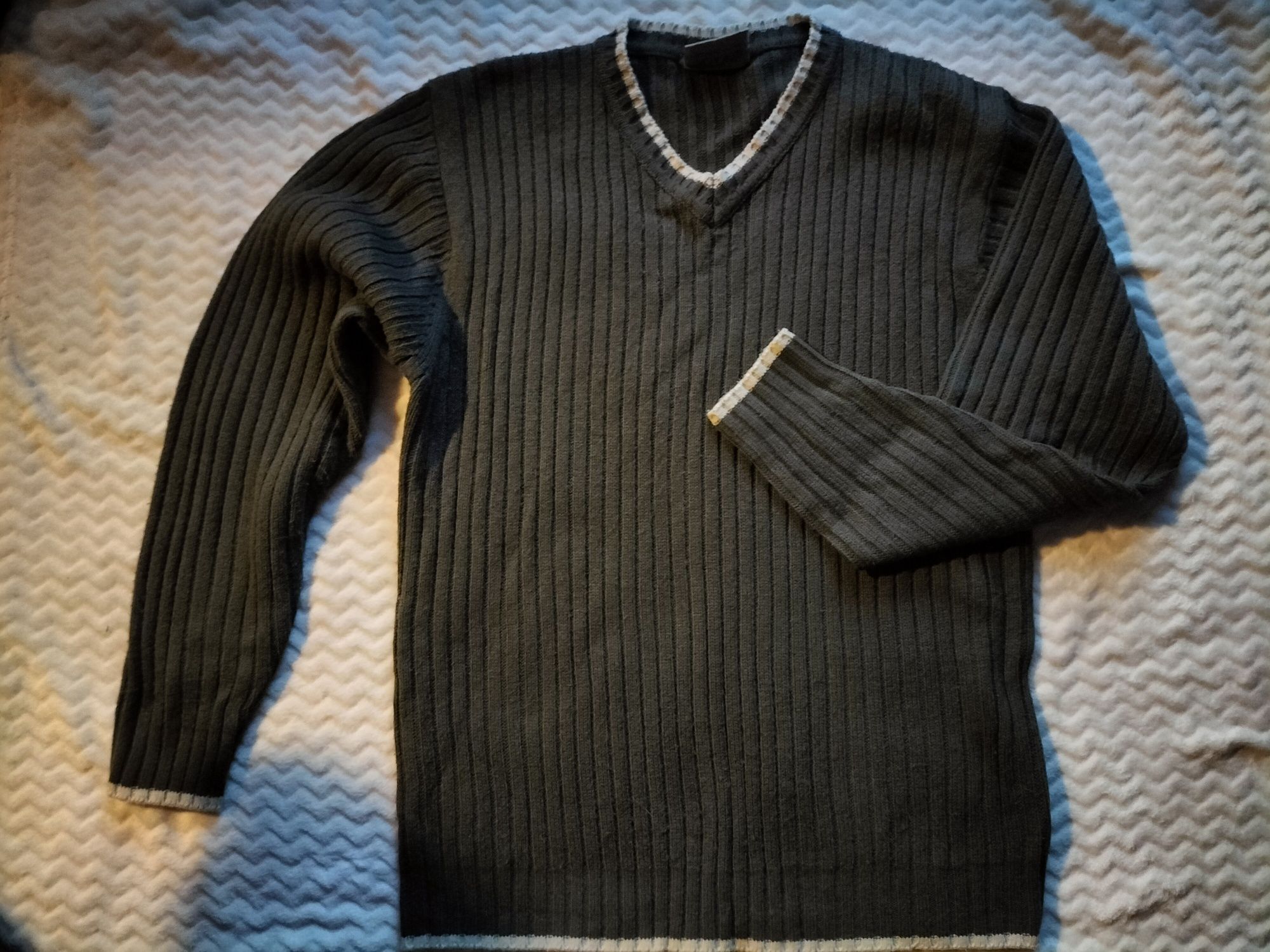 Męski sweter sweterek pulower w serek szary L