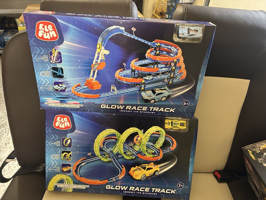 Є різні машини на пульт