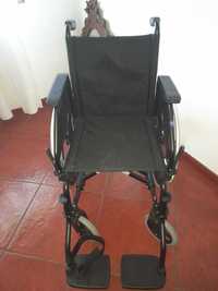 Cadeira de rodas como nova 
mal estreada