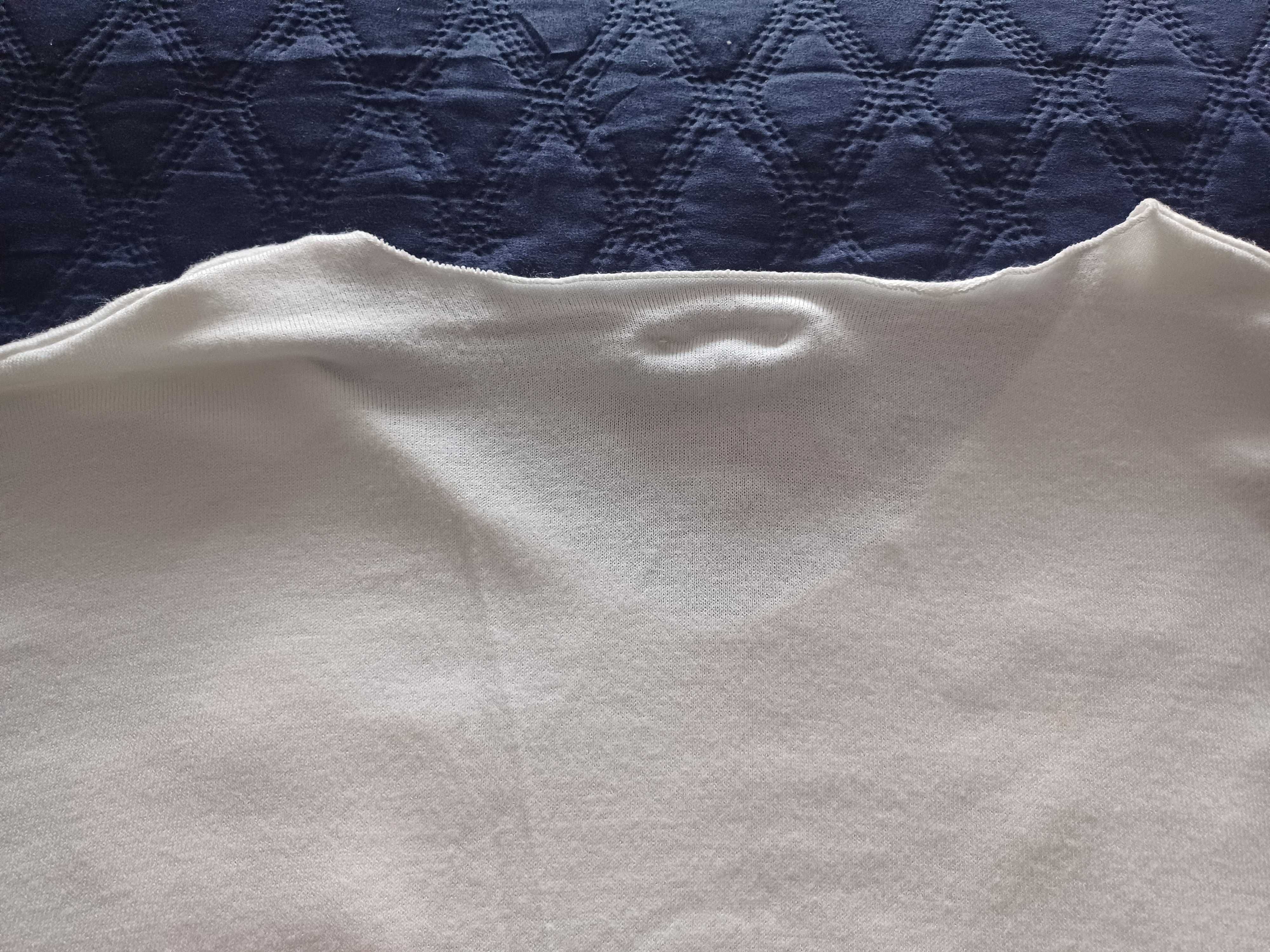 Sweter z aplikacjami.