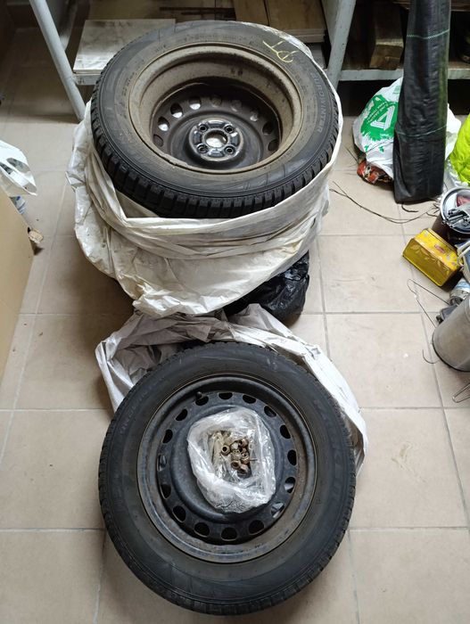 Felgi stalowe z oponami zimowymi 175/65R15 z nakrętka Toyota Yaris III