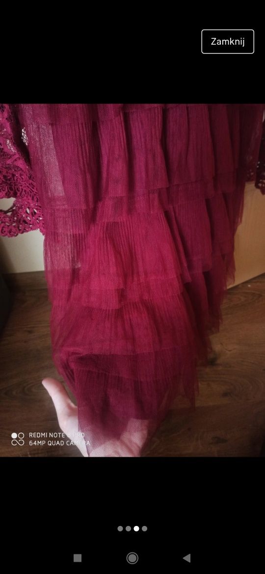 Burgundowa sukienka z tiulowymi falbankami