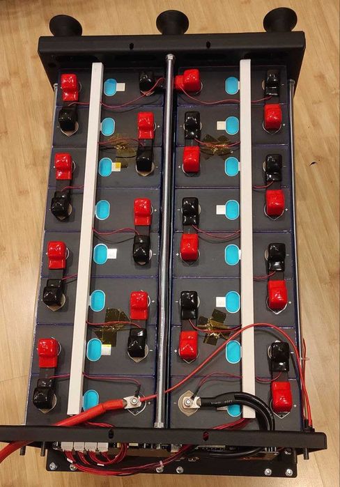 Набір захисних ковпачків на клеми акумулятора.