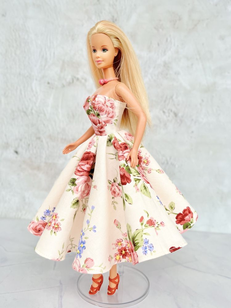 Sukienka w kwiaty dla lalki typu Barbie z lat 90