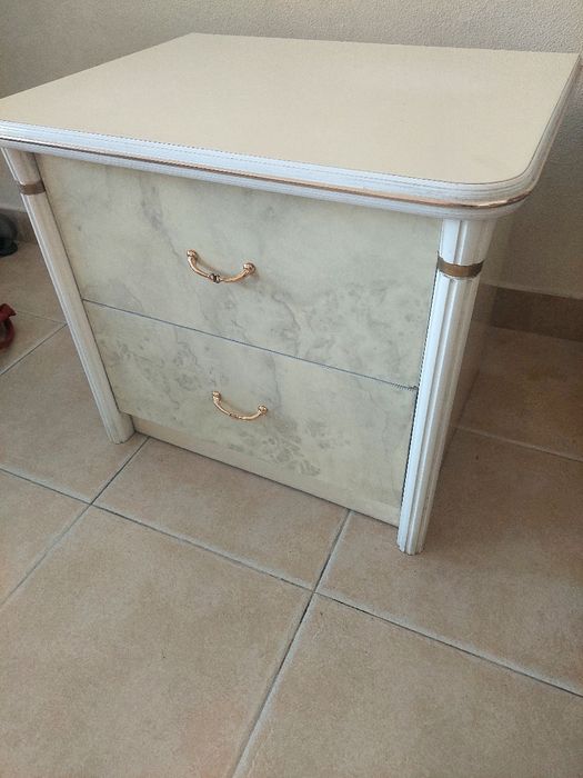 1 mesa de cabeceira vintage