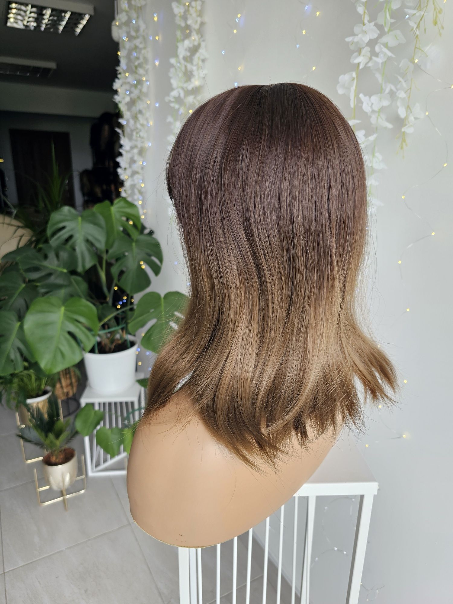 Peruka blond brąz sombre z grzywką 40 cm naturalna fryzura Zoe
