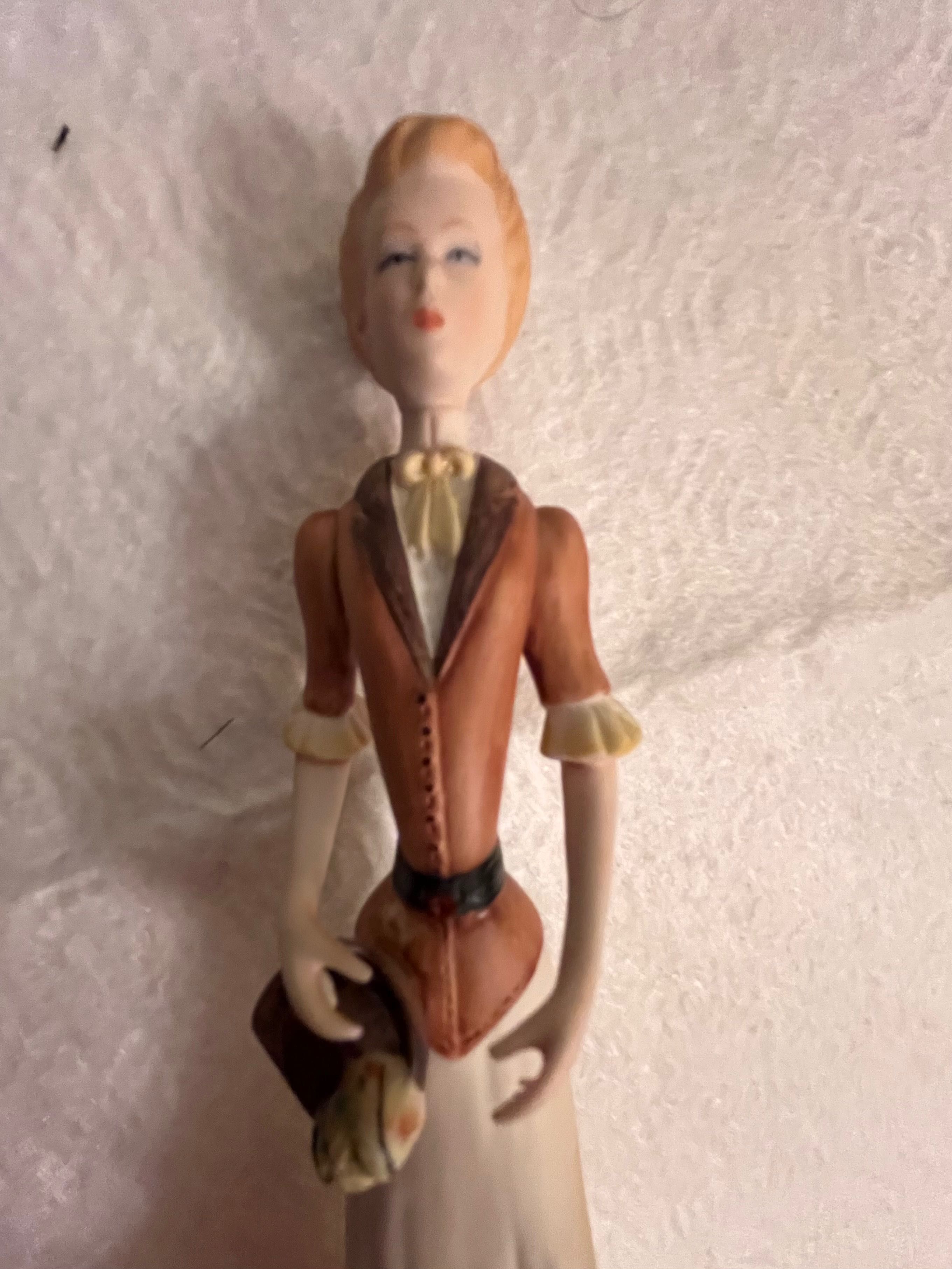 Estatueta Dama em biscuit Ortilia