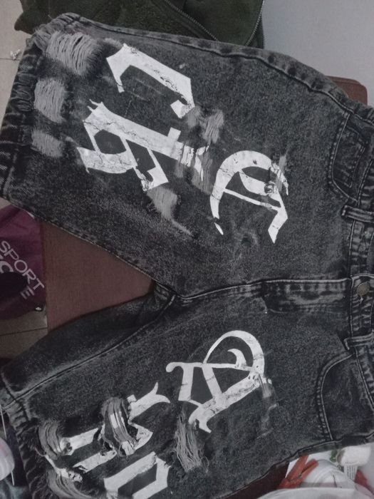short jeans destroyed com letras estanpadas