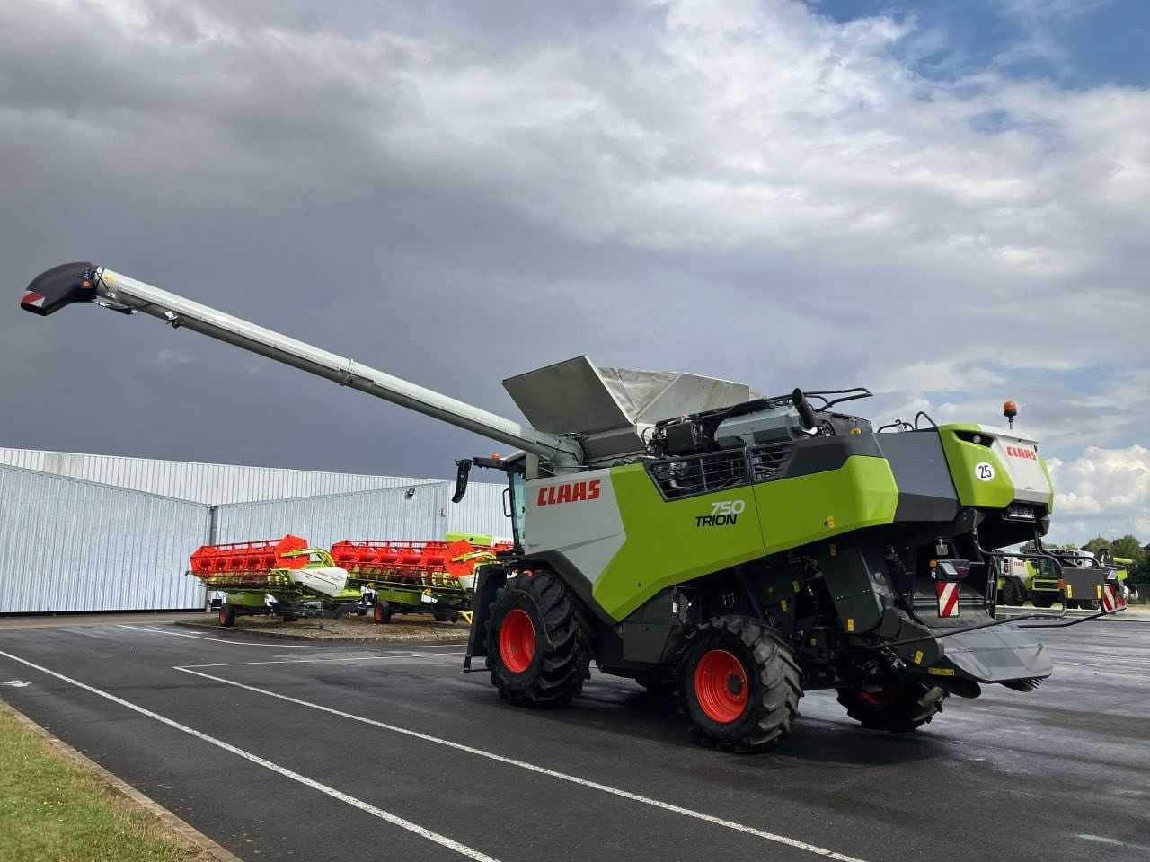 Комбайн Claas Trion 750 2023