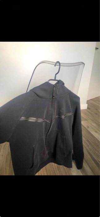 czarna bluza z kapturem
