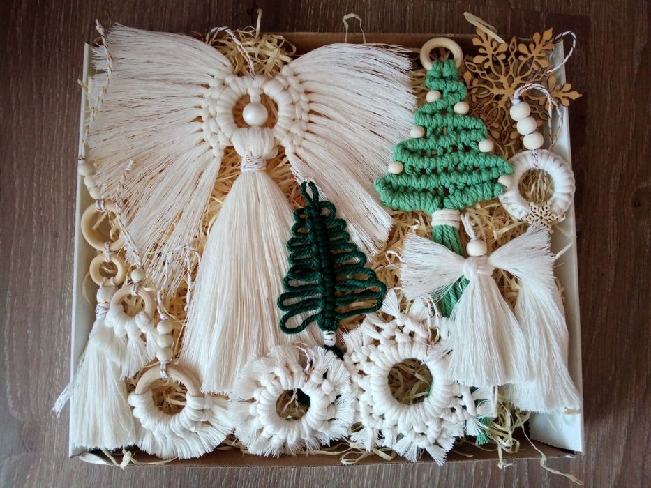 Новорічні іграшки на ялинку