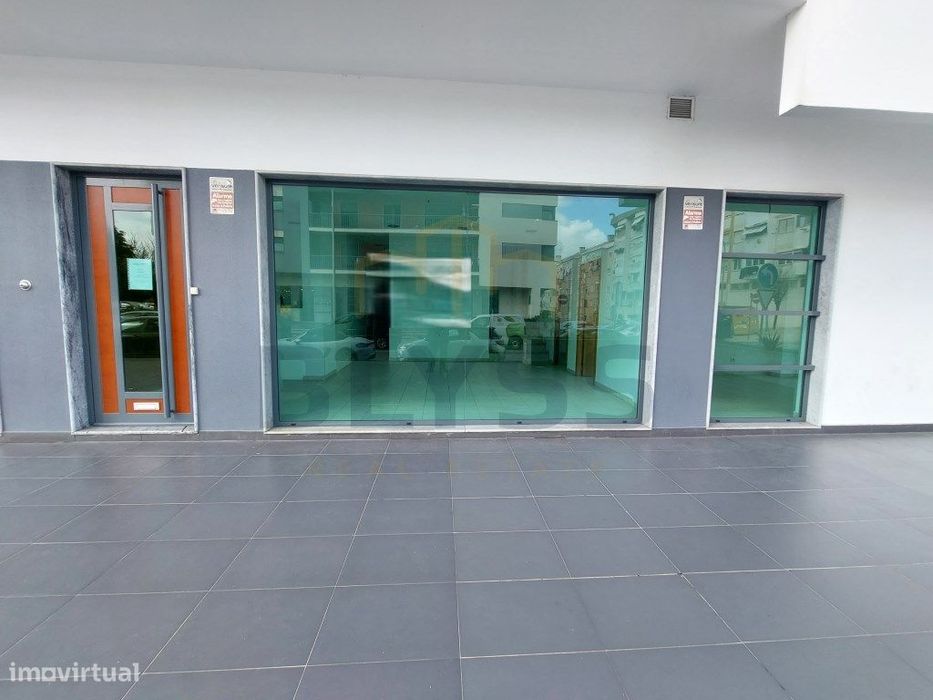 Loja com 130 m2 para comércio em Odivelas.