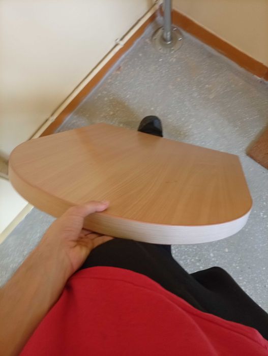 Stół półokrągły z porządną nogą