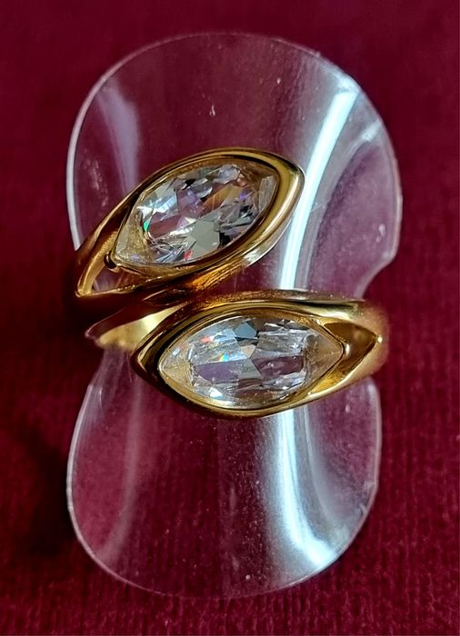 Anel dourado, em aço, com 2 pedras de vidro transparentes. T19