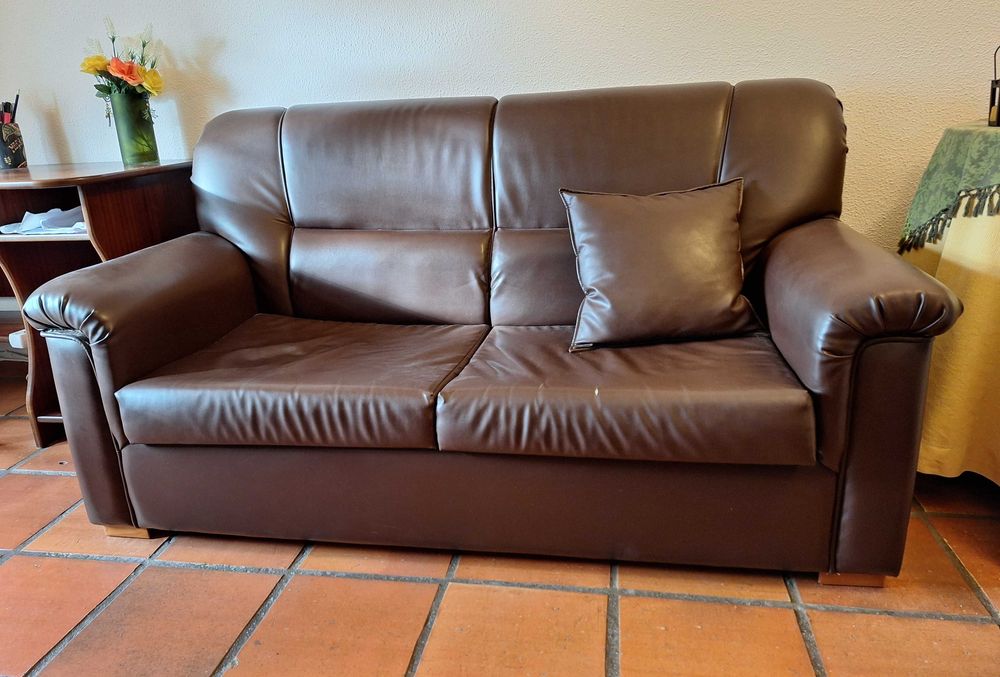 Conjunto de sofás em ecopel.