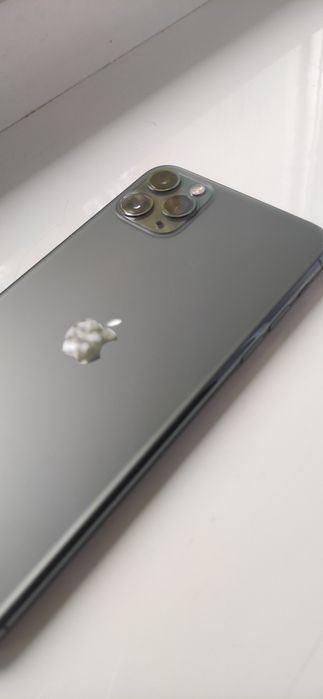 Iphone 11 pro max 256, аккумулятор 88,  не большой дефект экрана