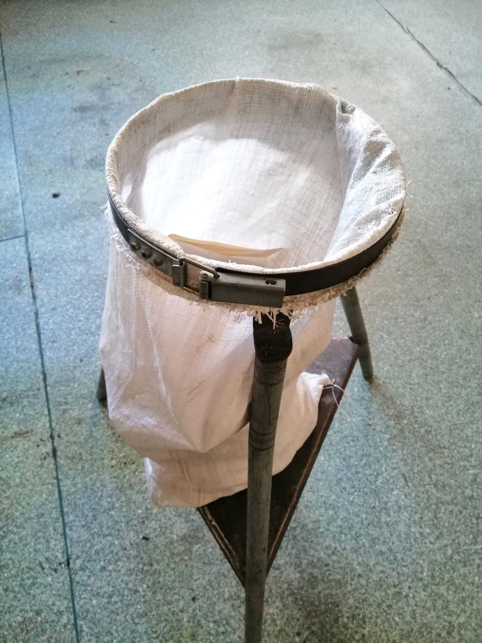 Stojak metalowy, z obręczą zaciskającą worek na odpady