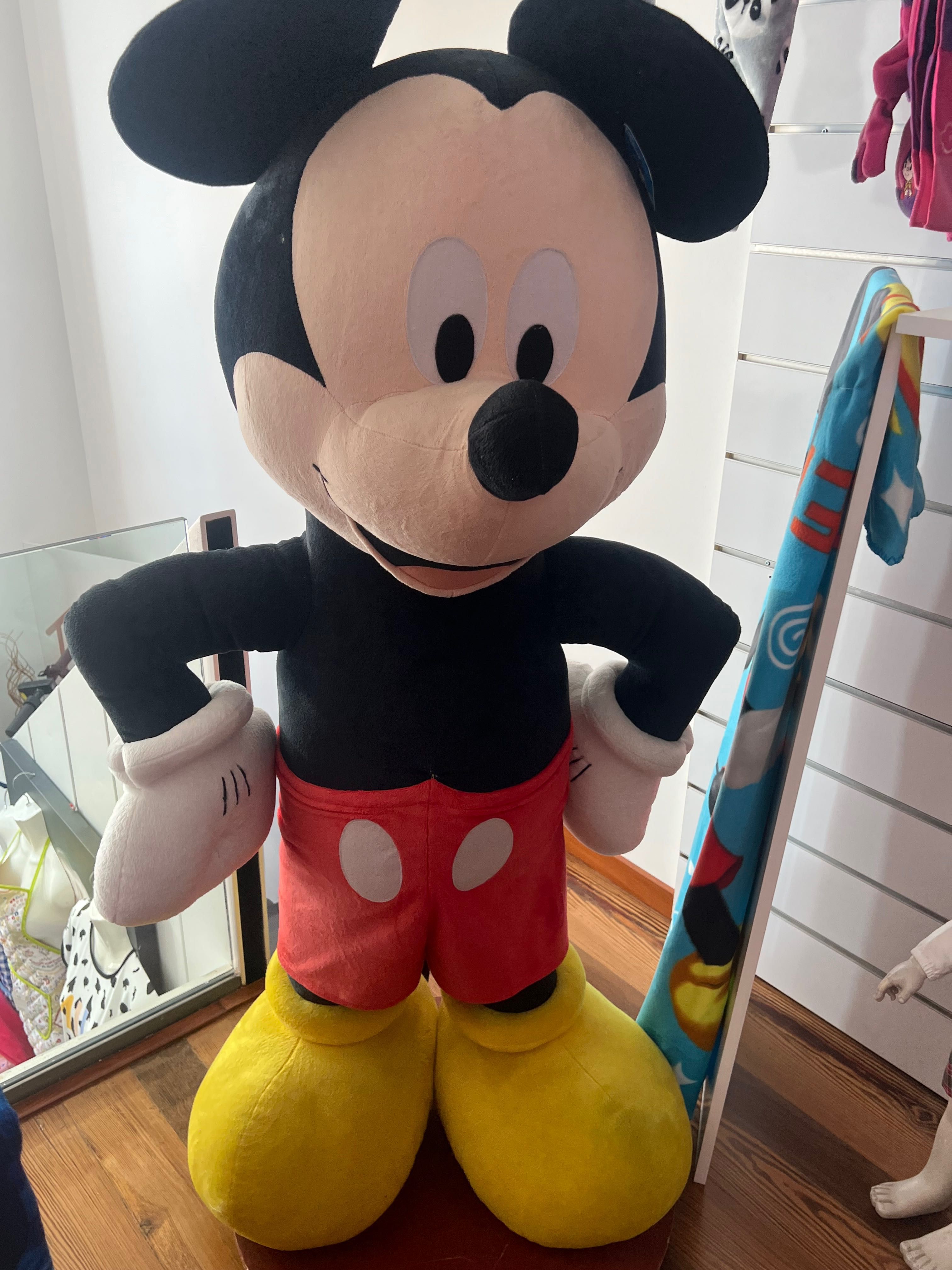 Bonecos gigantes Mickey e Minnie