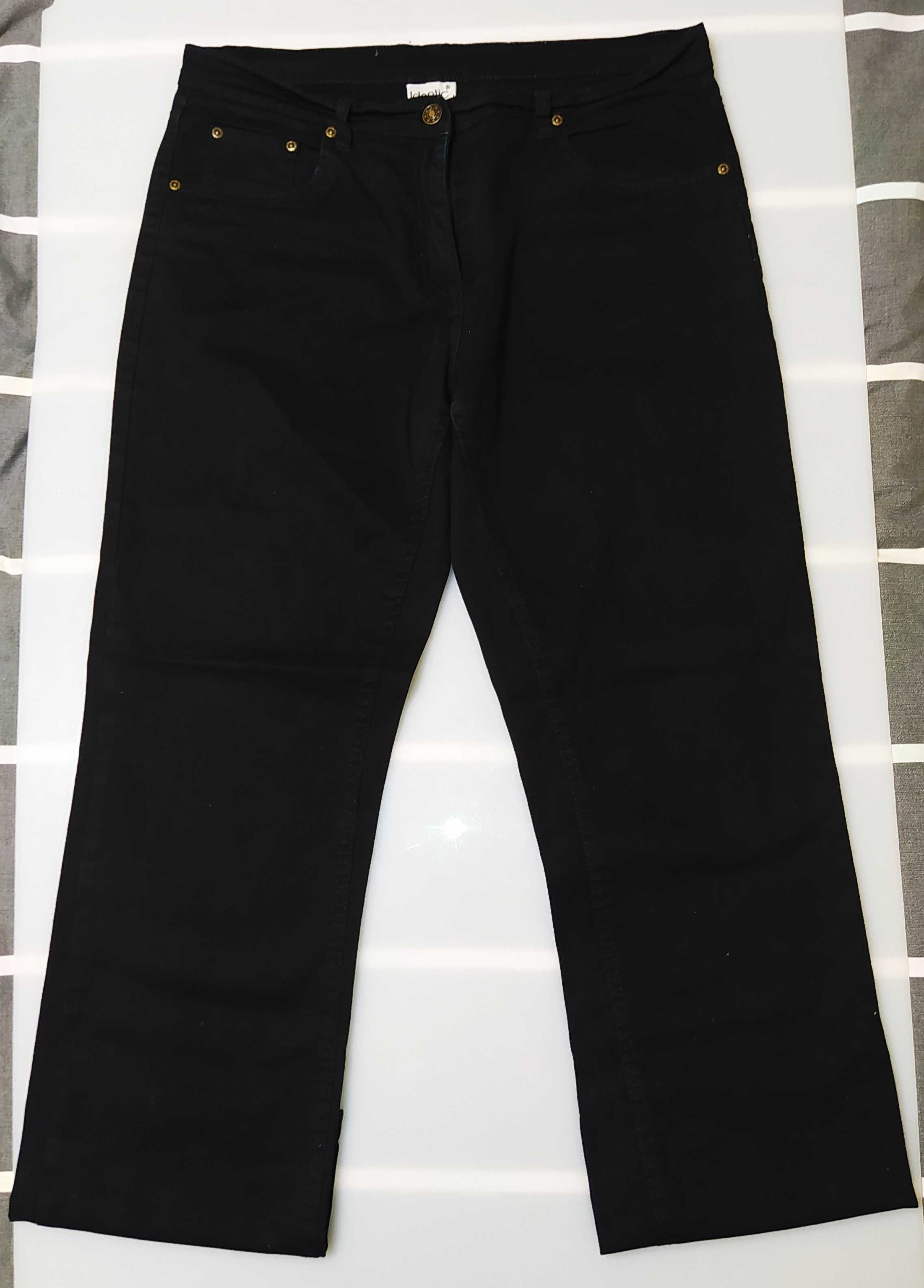 Женские джинсы, черного цвета.