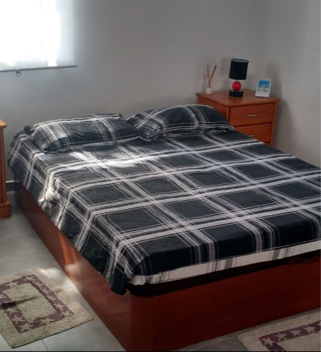 Cama com arrumacao e colchao