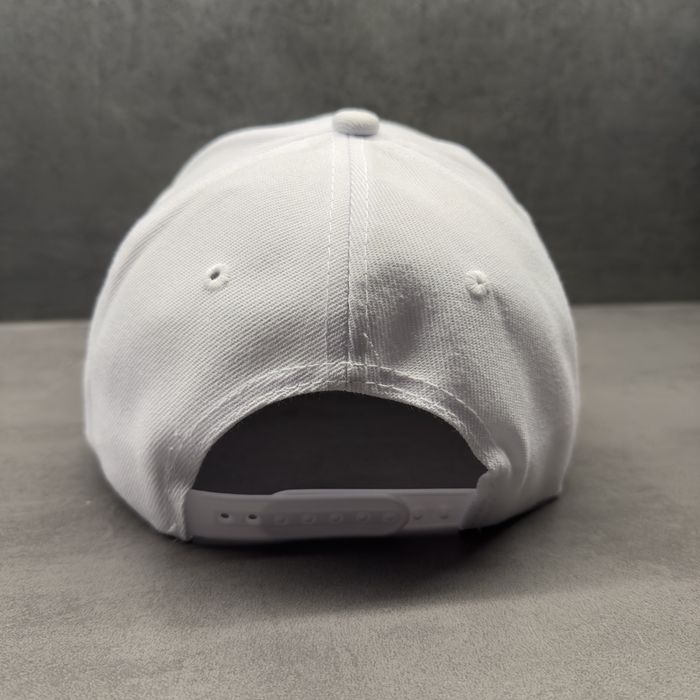 Biała czapka z daszkiem LA – modna, uniseks, nowa