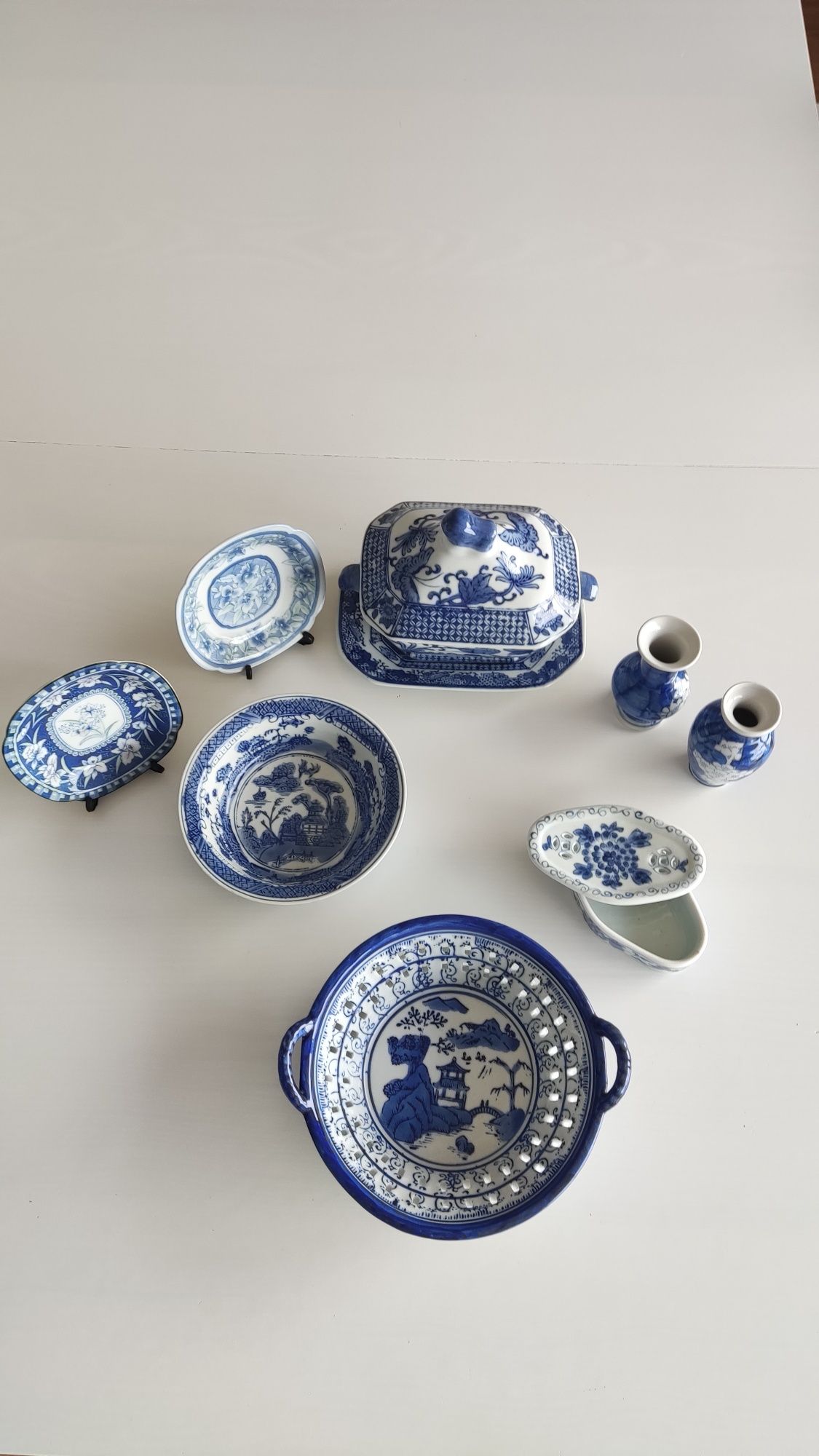 Conjunto de peças de porcelana em azul