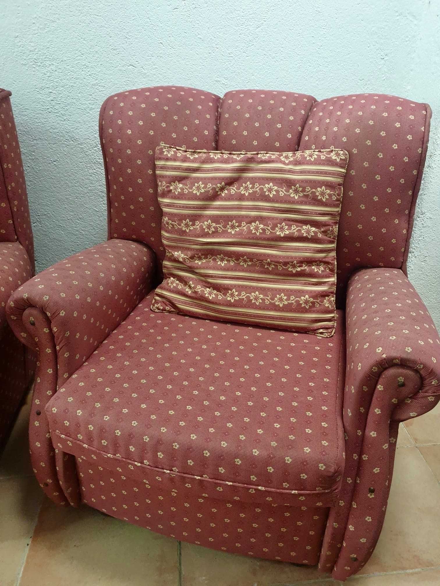 Conjunto Sofás (2 poltronas + 1 sofá três lugares)