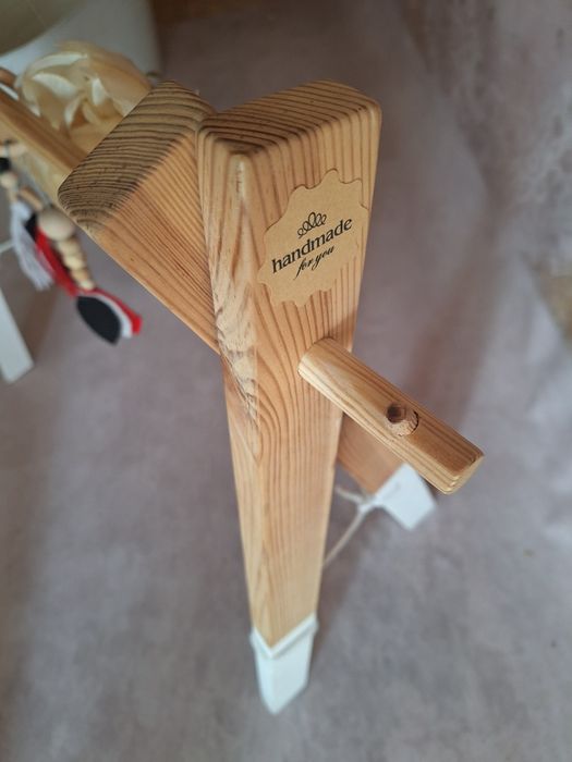 Stojak edukacyjny baby gym drewniany z zawieszkami