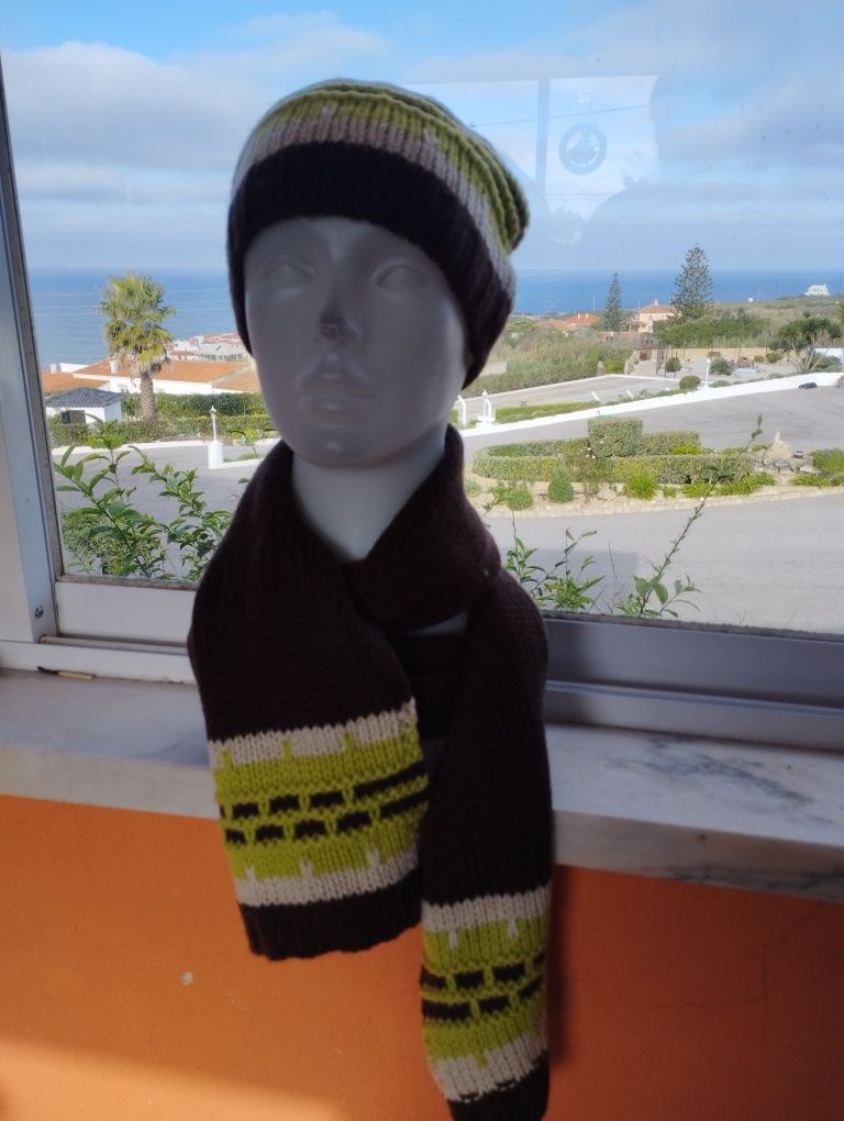 Conjunto de Gorro e cachecol. Set. Novo