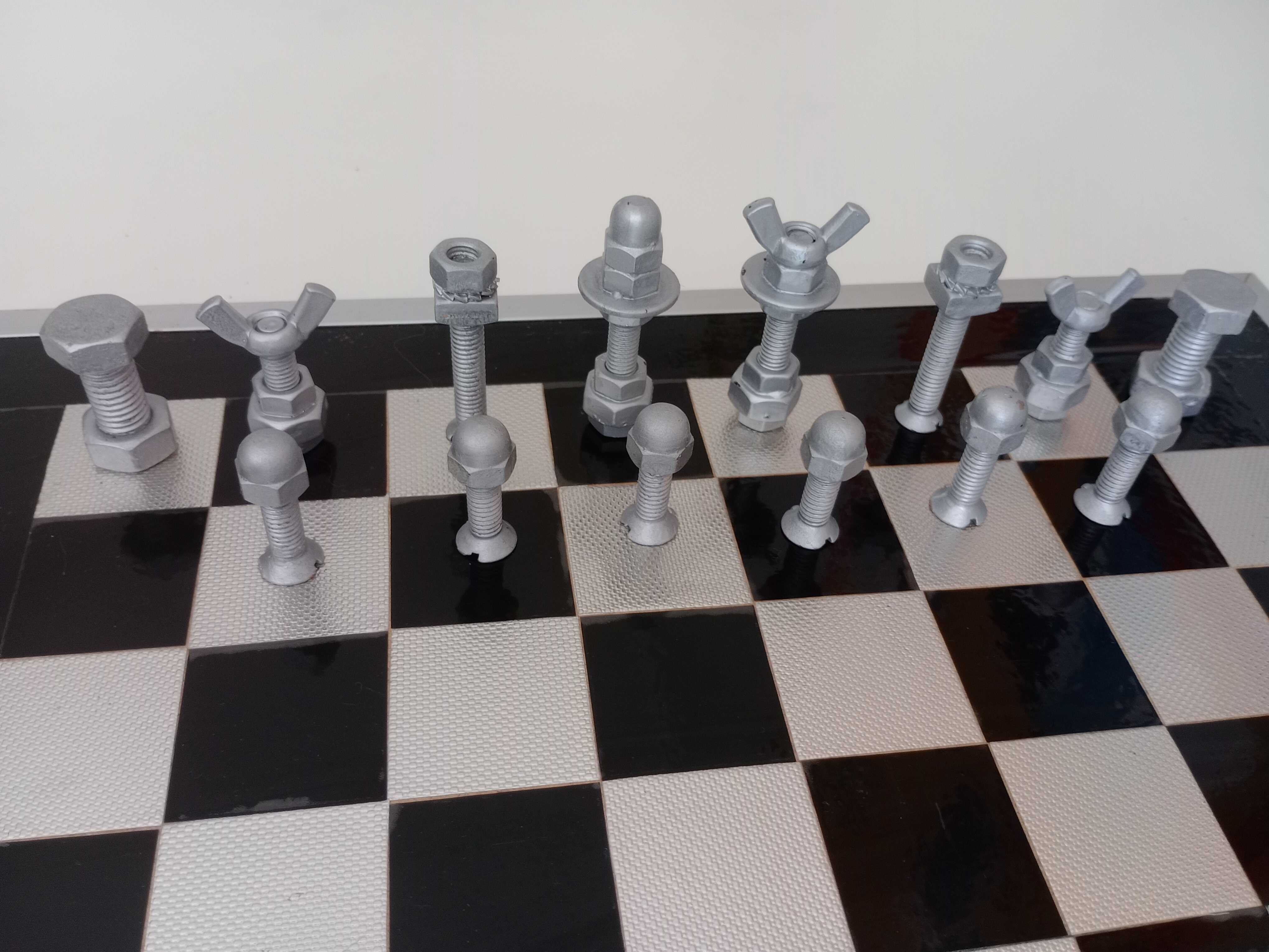 Tabuleiro de xadrez em parafusos