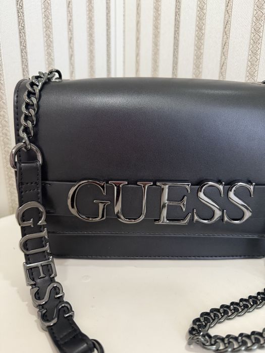 Жіноча сумка крос-боді на ланцюжку GUESS чорна