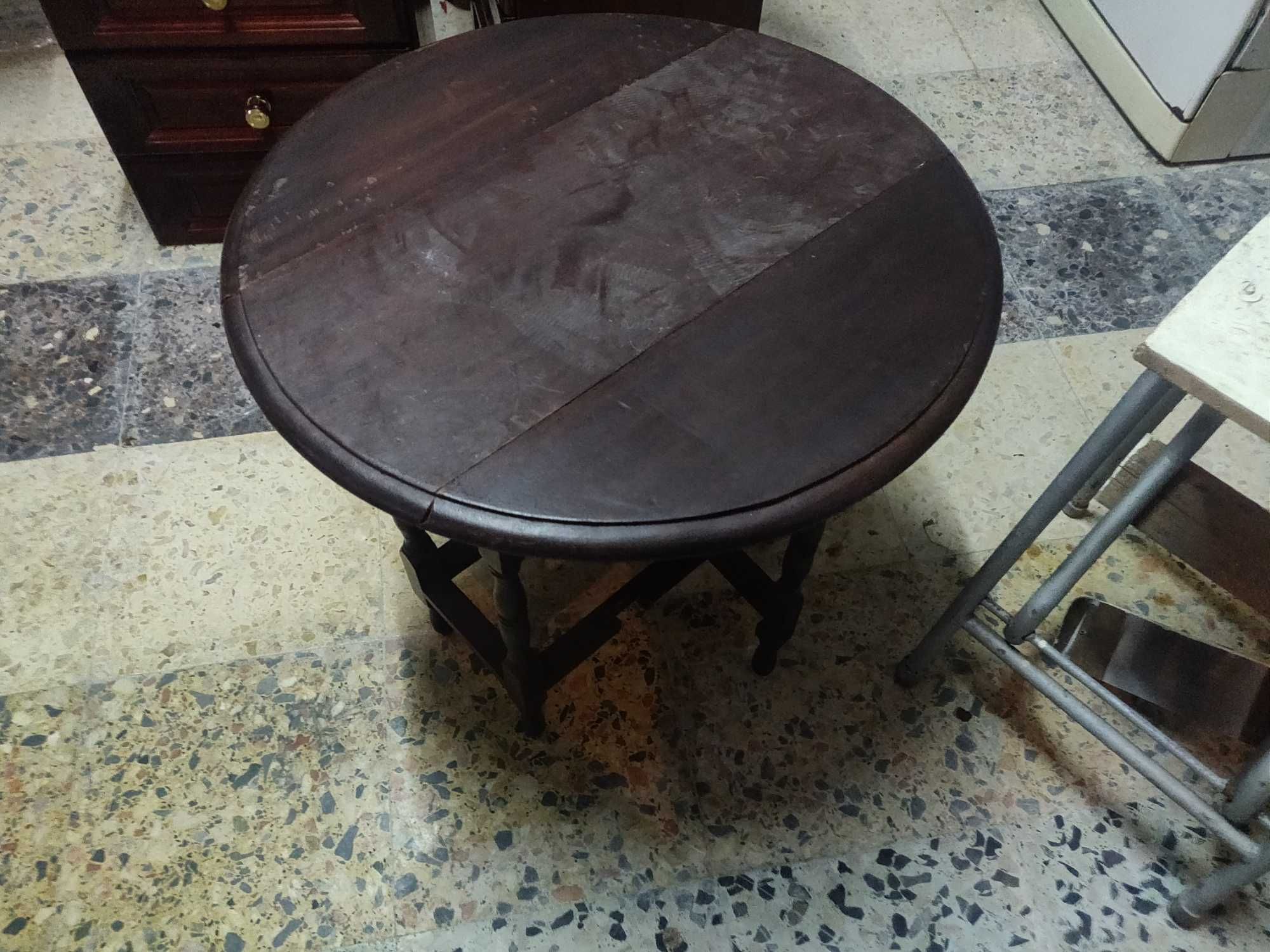 Mesa de madeira escura