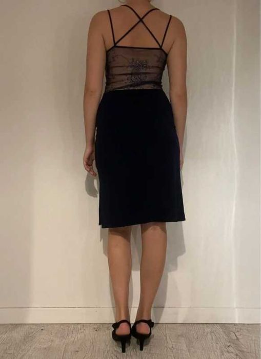 Granatowa dopasowana sukienka z prześwitującym tyłem