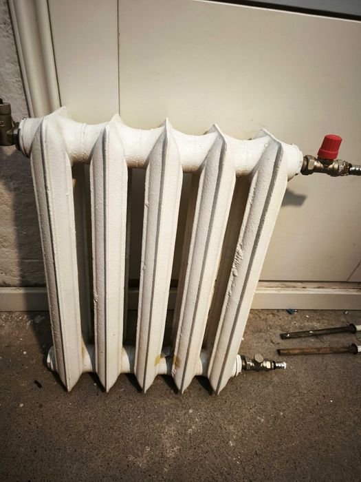 Grzejnik żeliwny - 5 żeber + oryginalne uchwyty montażowe