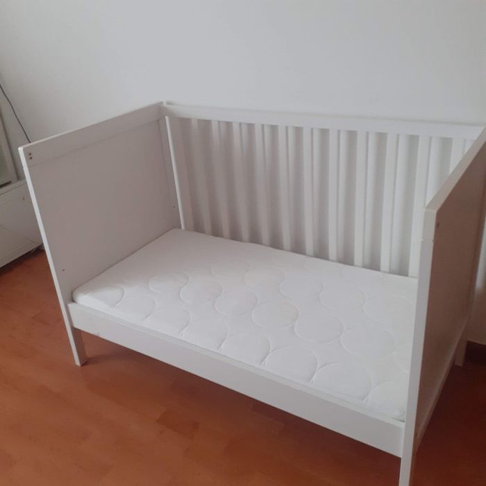 Cama de grades para bebé com colchão (IKEA)